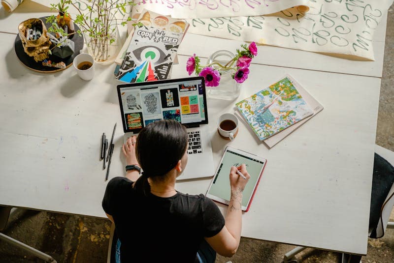 Entrepreneur freelance travaillant dans un caf\u00e9 avec son ordinateur